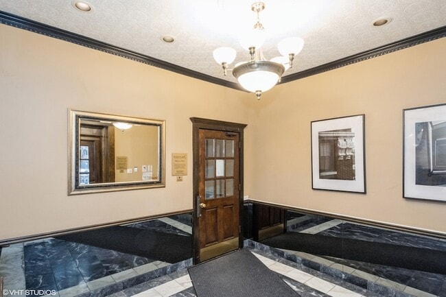 Photo - 647 W Sheridan Rd Unit 1E