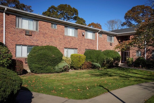 Building Photo - 11 S Saxon Ave Unit 1F Rental
