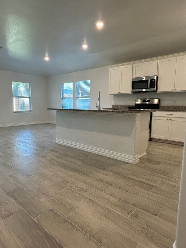 Photo - 752 Cascade Ln