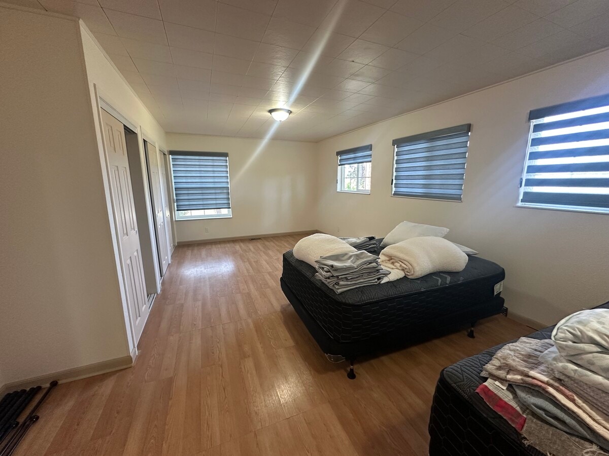 Main large bedroom - 36161 Modoc Point Rd House
