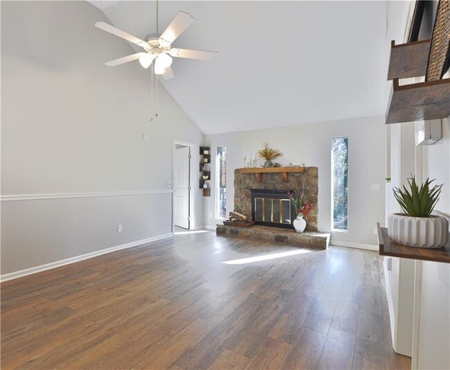 Photo - 736 Regina Ct NW