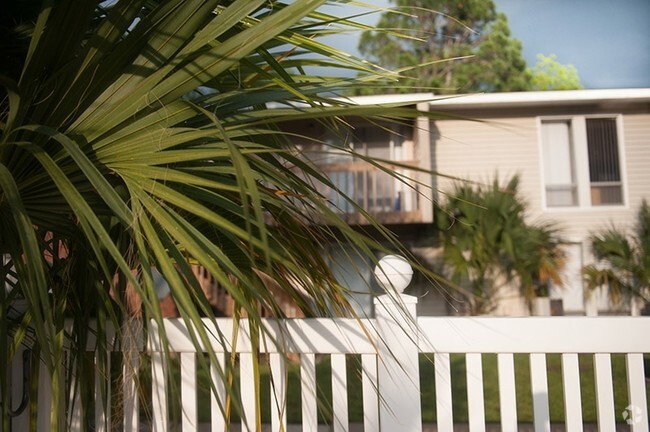 Building Photo - Castlewood Apartments