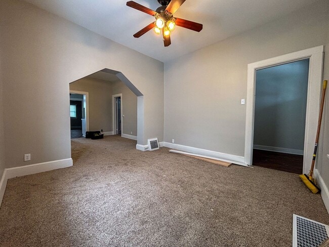 Building Photo - 2 Bedroom / 1 Bath Home off 15th and Martha with Off Street Parking!