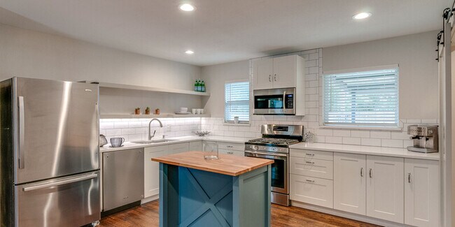 300 Ridgecrest Dr - 300 Ridgecrest Dr House