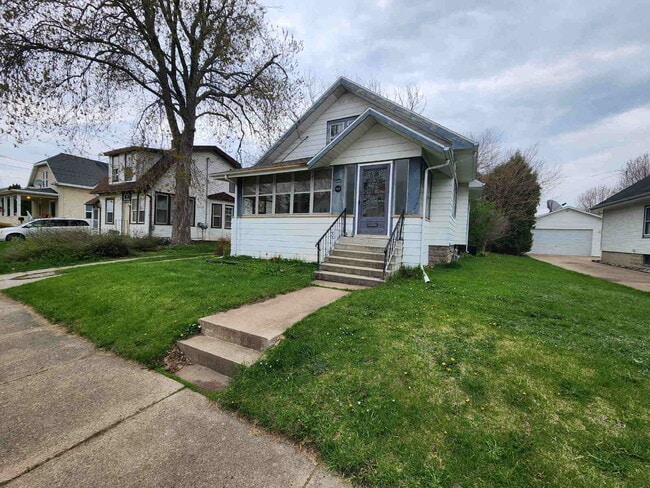 Building Photo - Character Home in NICE Neighborhood