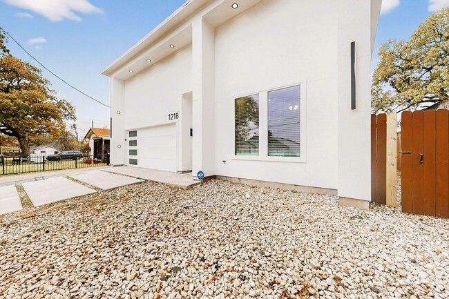 Photo - Modern 3 Bed, 3 Bath Home Near Downtown Dallas