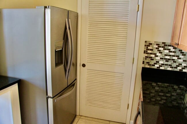 Kitchen - 526 St Paul St