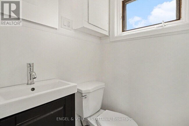 Photo - 728 Laval St