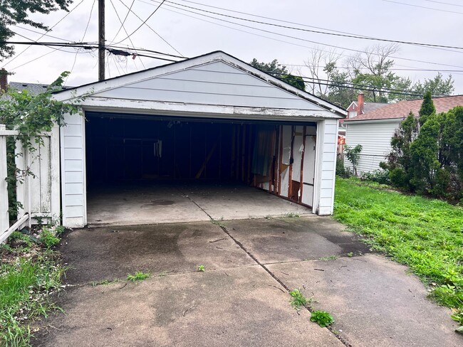 Photo - 19989 Strathmoor St