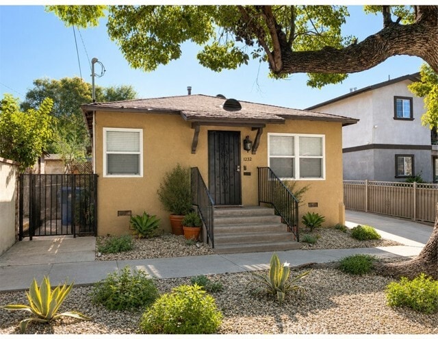 Building Photo - 1232 Manzanita St