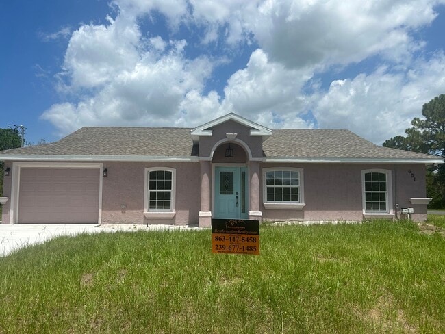 Building Photo - 3/2/1 Single Family Home Available-Cozy Pe...