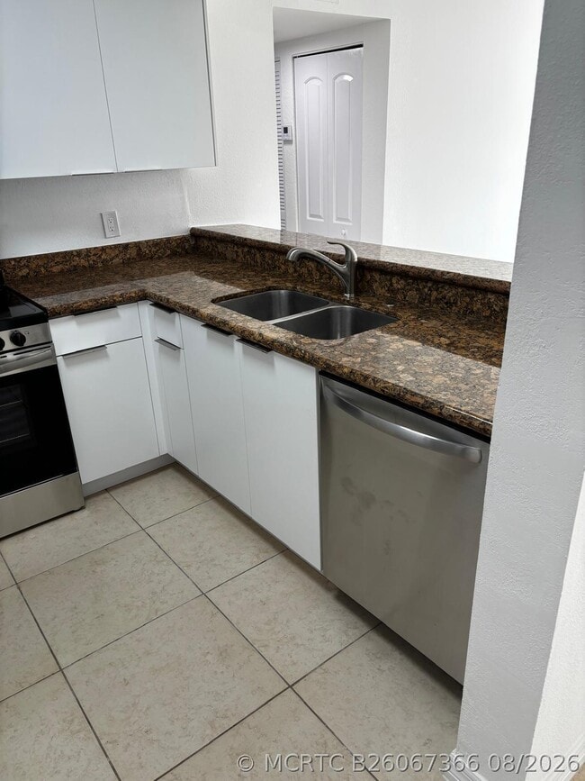 Photo - 1515 Lake Crystal Dr Unit B