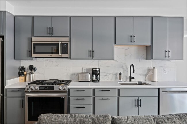 District Co-Living (Furnished Rooms)