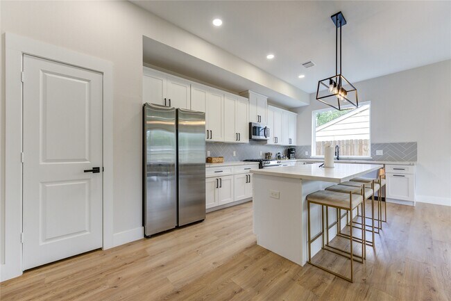 Photo - 6835 Weston St