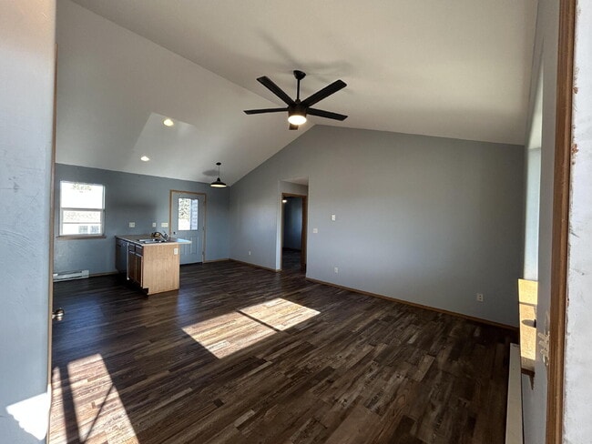 Photo - 2 Bed / 1 Bath Upstairs Condo with Garage. Convenient location Unidad 4