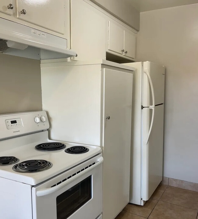 Kitchen - Green Oaks Apartments, LLC.