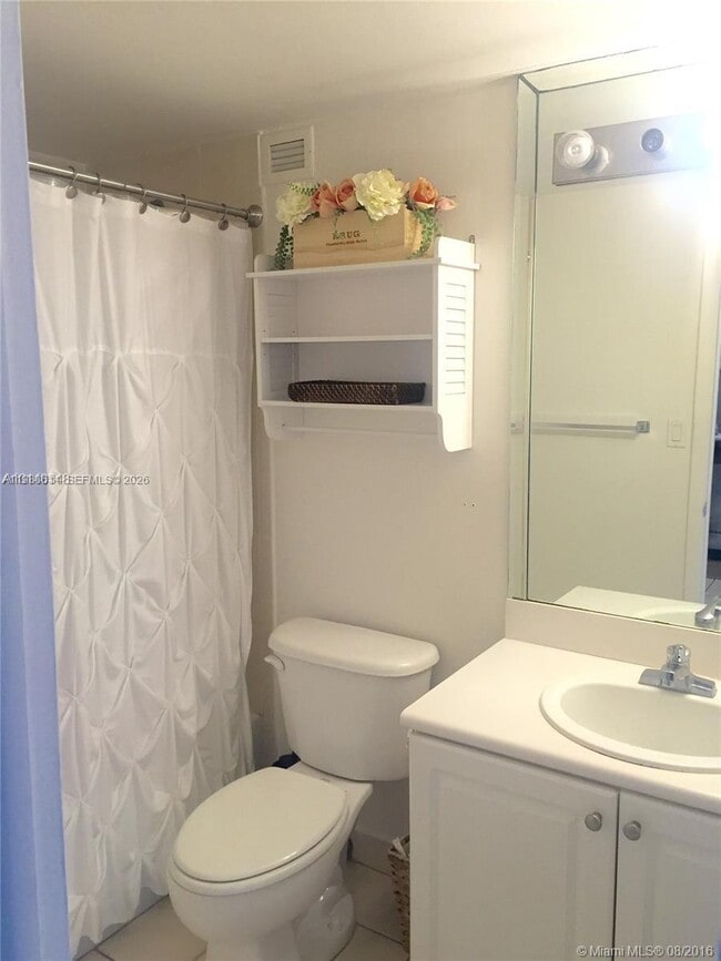 Building Photo - 1455 N Treasure Dr Unit 6D