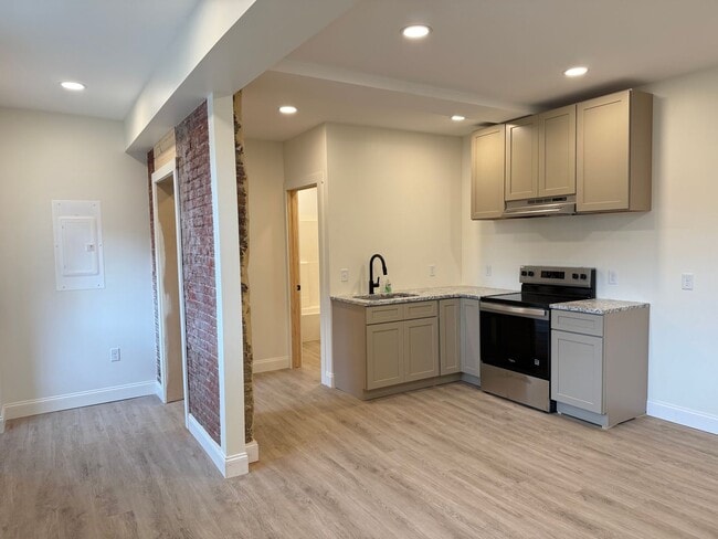 Building Photo - 463 S Prince St Unit Apt. B