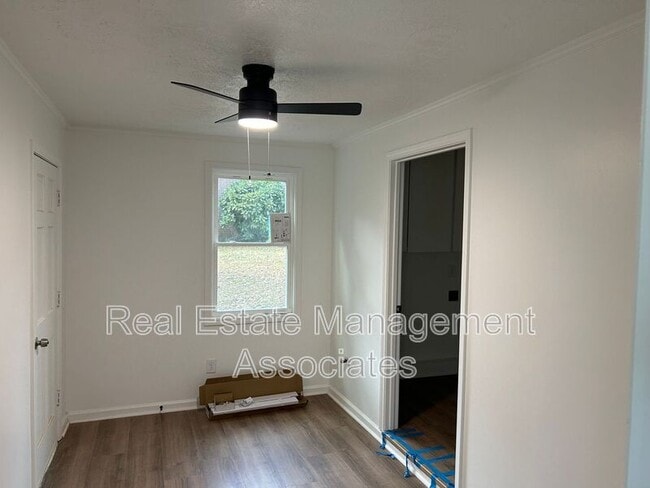 Photo - 216 Hillandale Dr