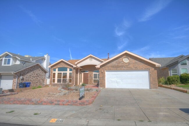 Building Photo - Great NW Three Bedroom , Two Bathroom, 2 C... Rental