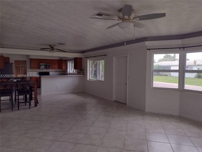 225 E 29th Ct
