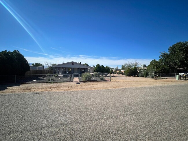 Building Photo - Large yard!