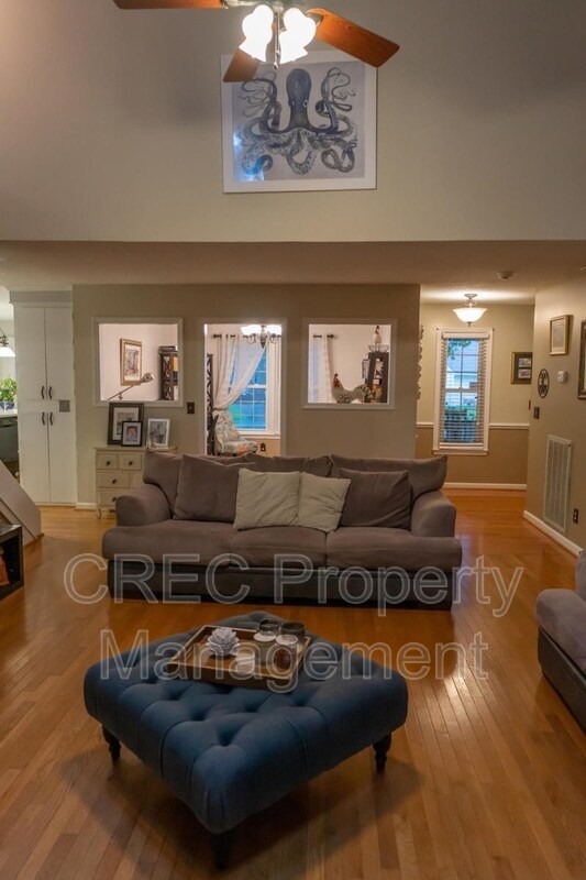 Photo - 114 Queensbury Cir