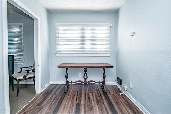 Photo - 924 W Walnut Ave