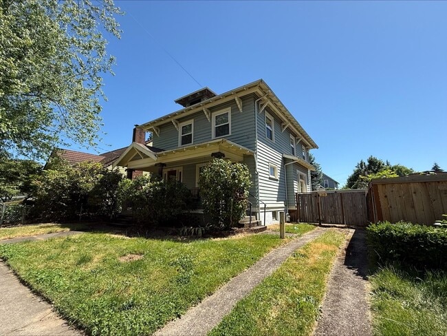 Photo - Spacious 5 Bedroom Home in N Portland with Hardwood Floors, Huge Basement & Fenced Yard!