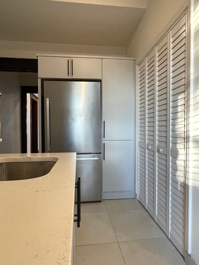 Building Photo - 7114 S Drexel Ave Unit 2