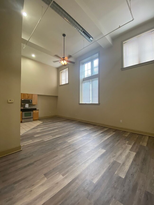 Building Photo - Beautiful 2 Bed 2 Bath loft Apartment W/D ... Unit 1517 S. Theresa Ave. #111