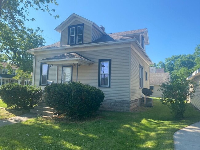 Building Photo - **SPACIOUS HOUSE FOR RENT**