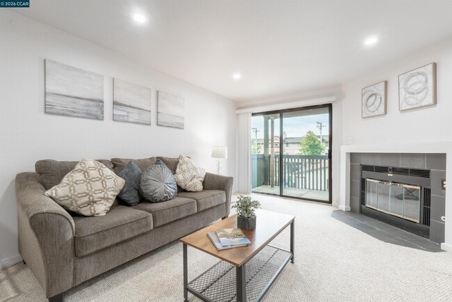 Building Photo - 1315 A St Unit 206