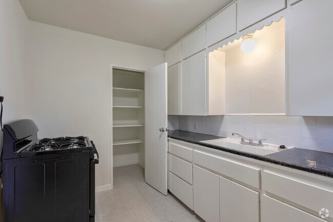 2BR,1BA - 793SF - Kitchen