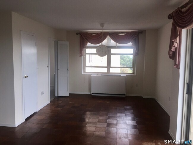 Photo - 1 Strawberry Hill Ct Unit 8J