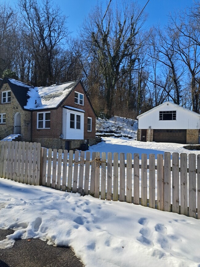 Casa y garaje - 2231 Graebe Ave