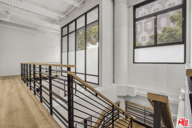 Photo - 330 W 11th St Unit 107