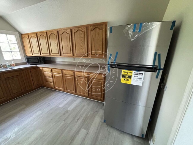 Photo - 1/2 off deposit with approved application! Bright & Updated 2-Bedroom Upper | Private Entry | Wat... Unidad 1/2