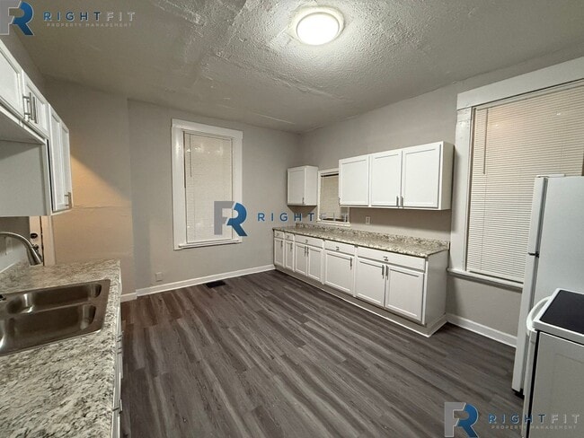 957 Fairbanks Ave
