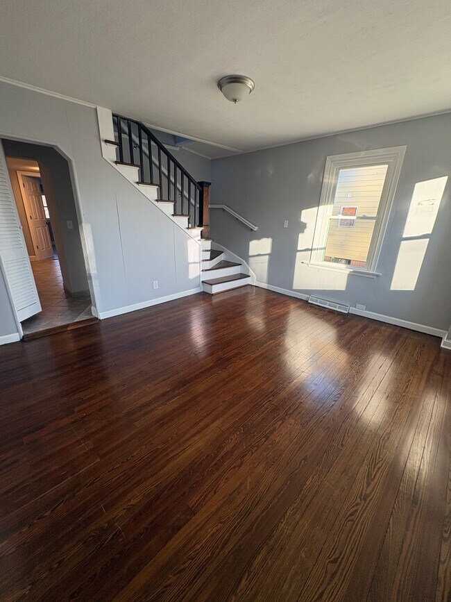 Photo - 121 School St