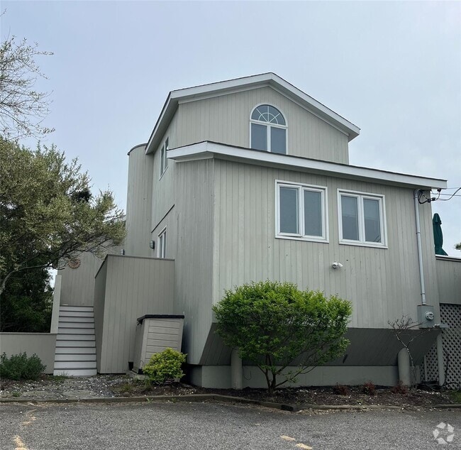 Building Photo - 643 Dune Rd Rental