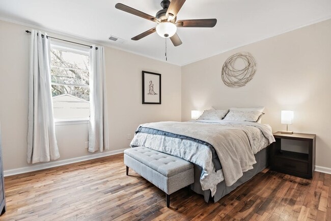 Photo - 1301 E 67th St