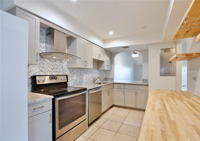 Photo - 5429 Vineland Rd