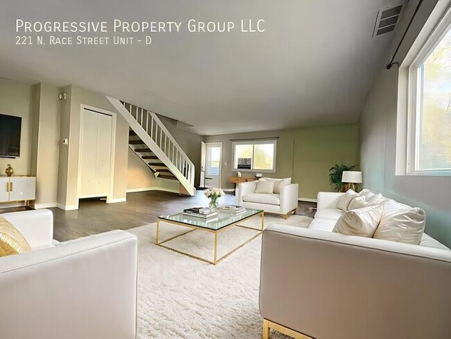 Building Photo - 3 Bed 2 Bath Townhouse, newly renovated!