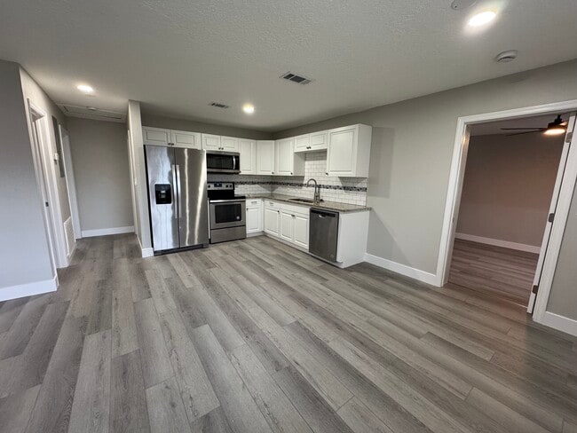 Photo - 555 Cadillac Blvd