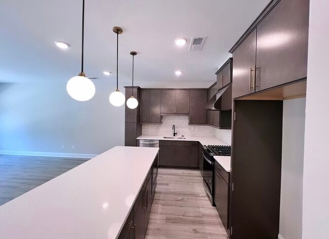 Photo - 2422 Lakeshore Ln