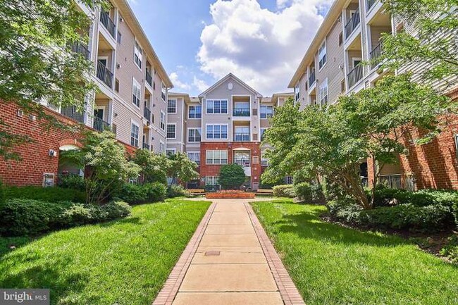 Building Photo - 4862 Eisenhower Ave Unit 362