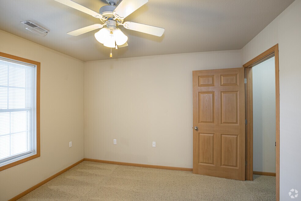2BR, 2BA - 900 SF