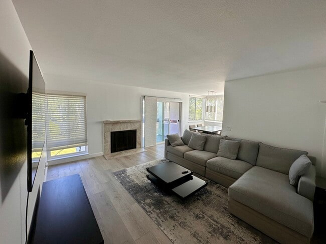 Building Photo - 1041 Shell Blvd Unit 6