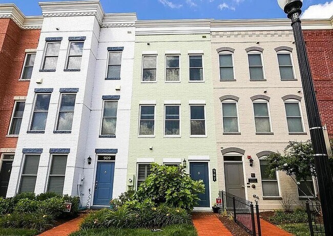 Building Photo - 907 4th St SE